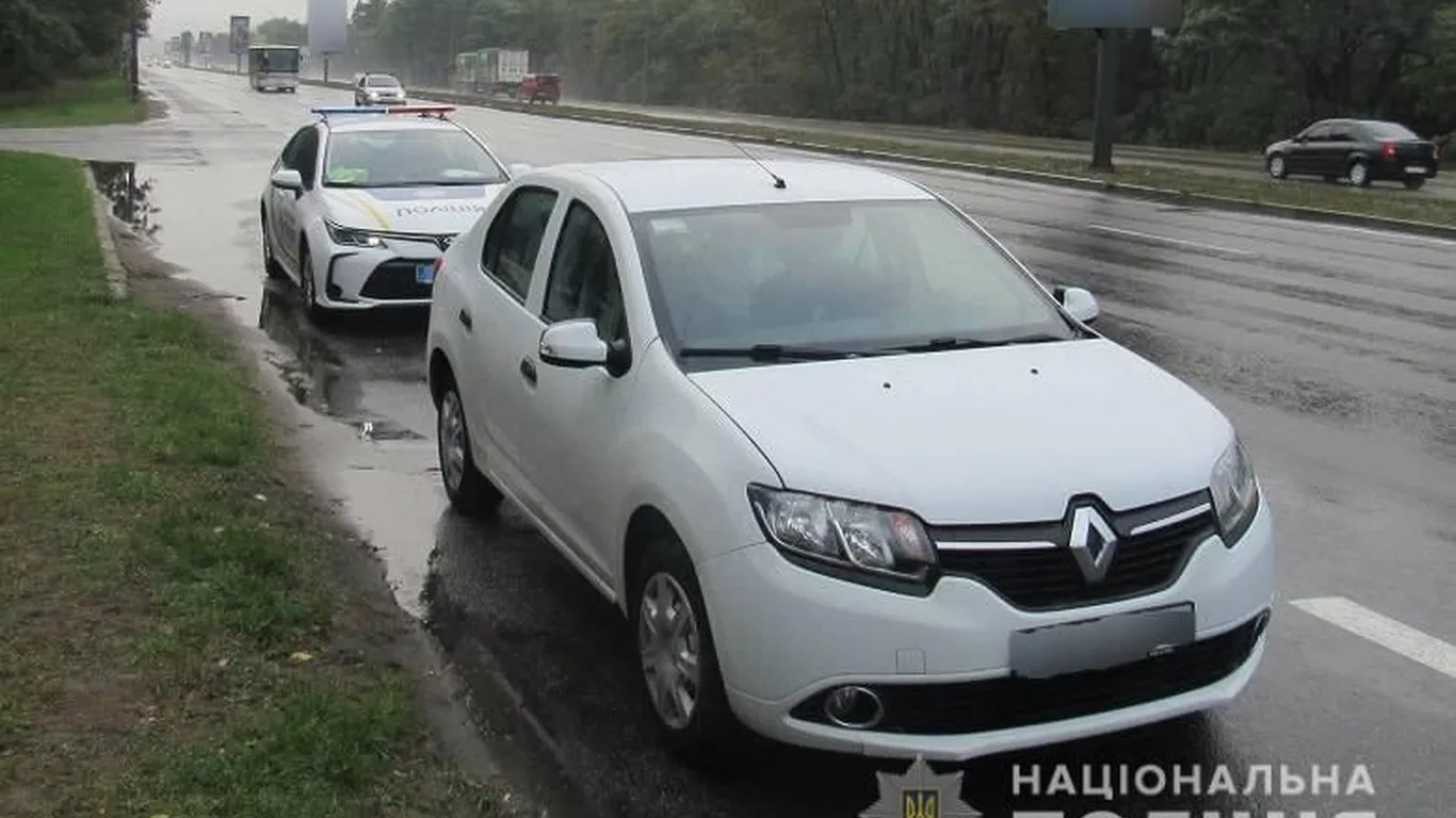 В Киеве угнали автомобиль такси