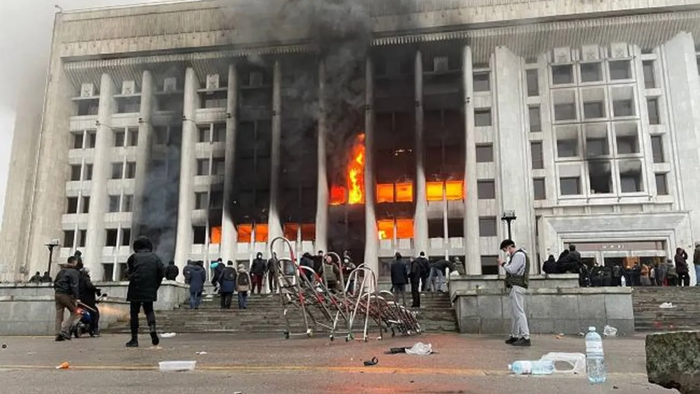 Військові почали штурмувати Алмати - у місті чутно постріли