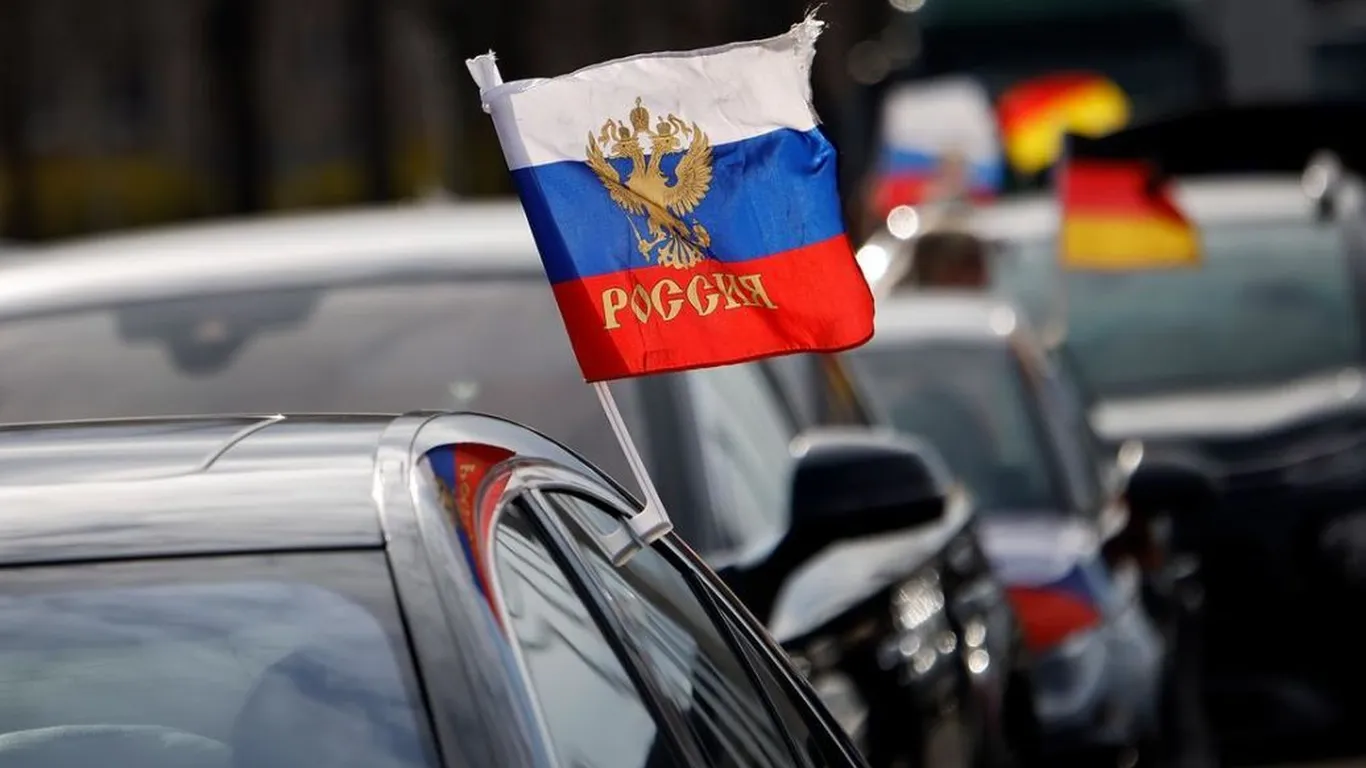 Суд Берлина таки запретил российские флаги на 9 мая