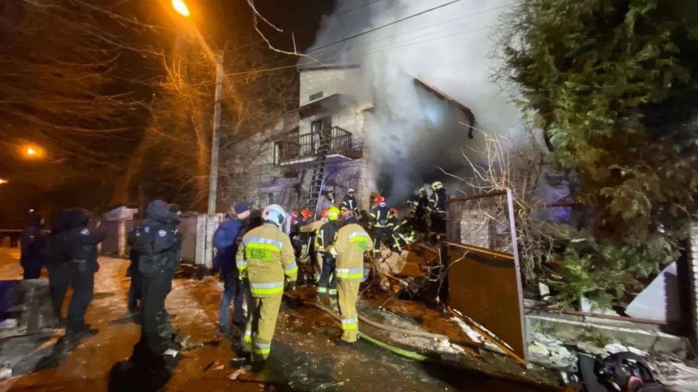 Вибух газу у Львові — з-під завалів дістали дитину