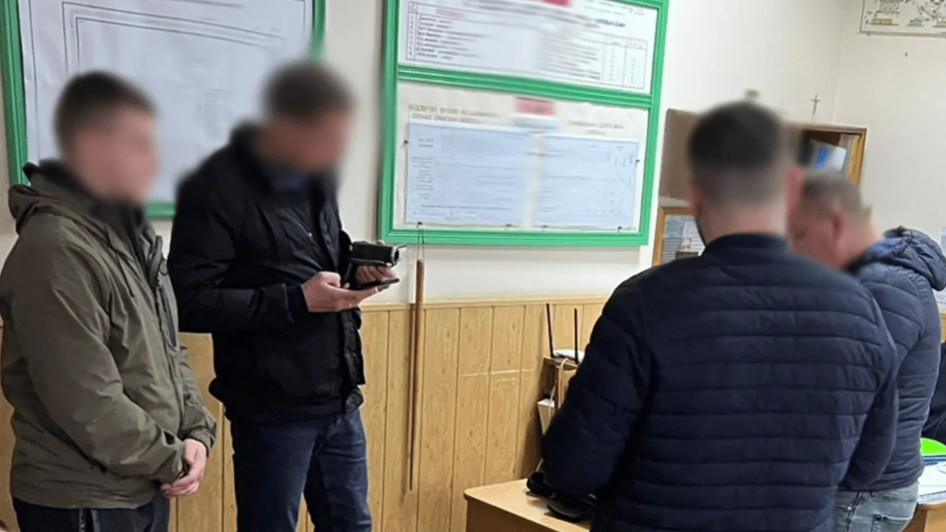 На Львівщині викрили посадовців, які змусили підлеглих будувати собі дачу