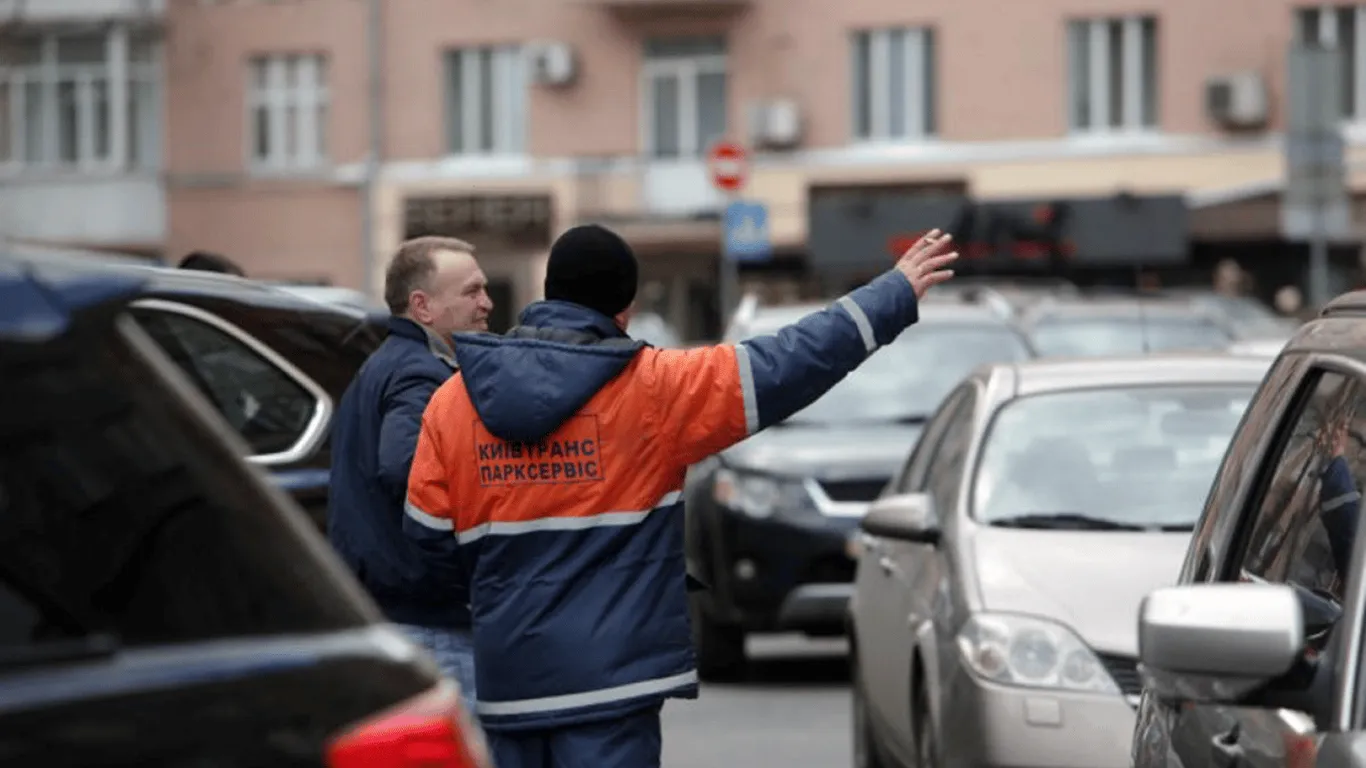 В Киеве возобновляется оплата за парковку — известны суммы