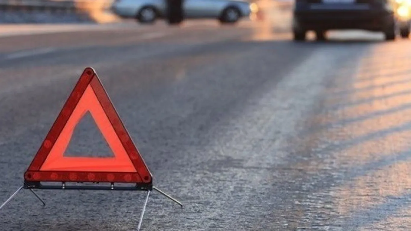 ДТП у Київській області: чоловік протаранив п'ять авто